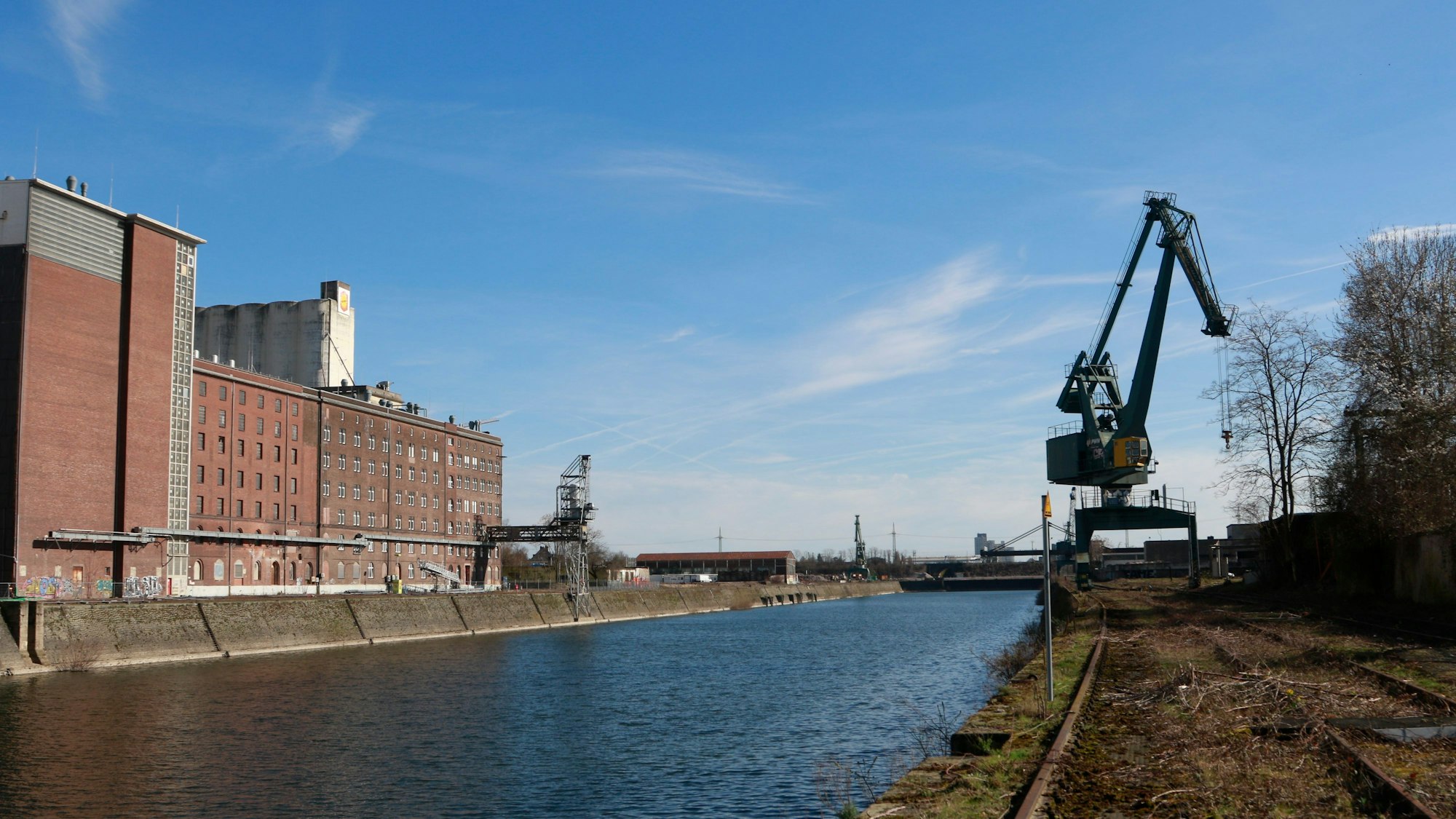 Der Blick auf den Deutzer Hafen.