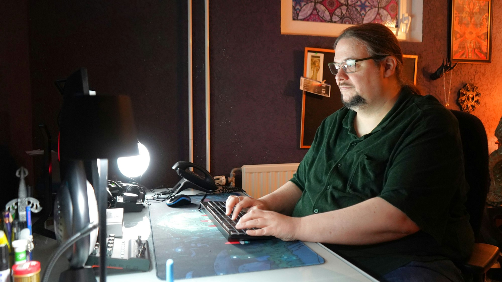 Das Foto zeigt Stefan Golsch an seinem Arbeits-PC.