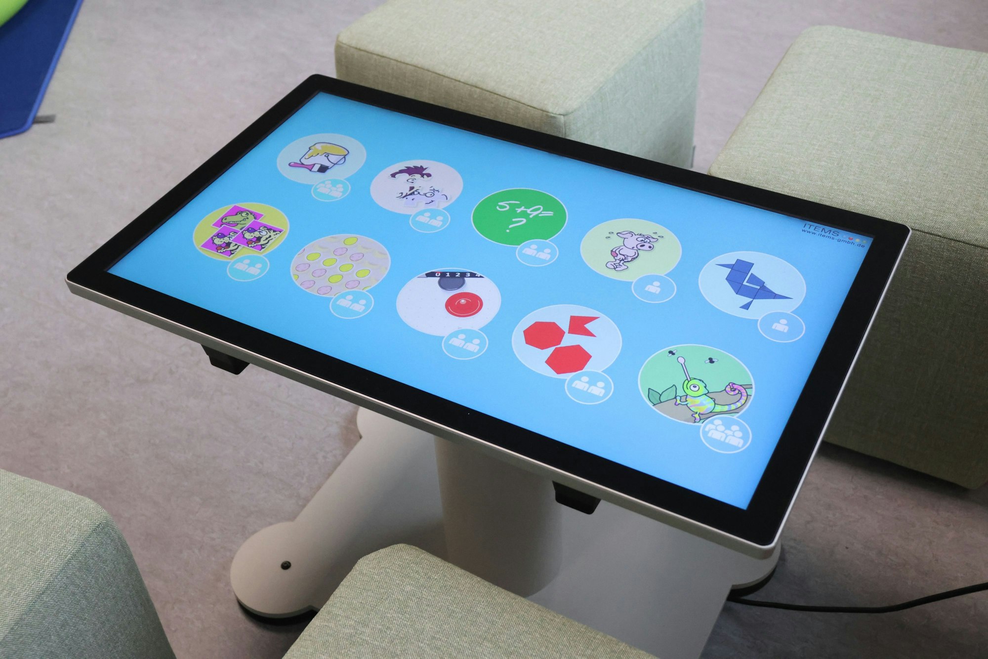 Ein Tablet auf einem Ständer zeigt verschiedene Symbole.