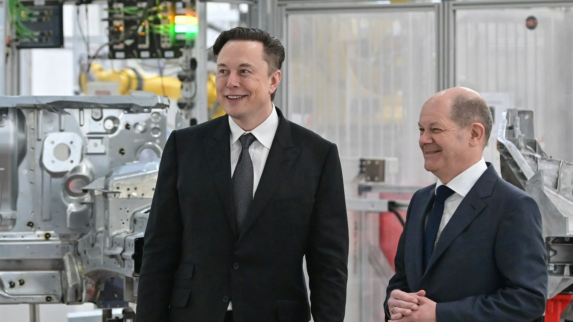 2022 hatten Bundeskanzler Olaf Scholz (r, SPD) und Elon Musk, Tesla-Chef, bei der Eröffnung der Tesla-Fabrik in Grünheide noch gut lachen. Inzwischen bezeichnet Scholz die politische Einmischung des Tech-Milliardärs als bedenklich. (Archivbild)