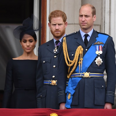 Herzogin Meghan (l-r), Prinz Harry, Prinz William und Herzogin Kate stehen auf dem Balkon des Buckingham-Palasts.