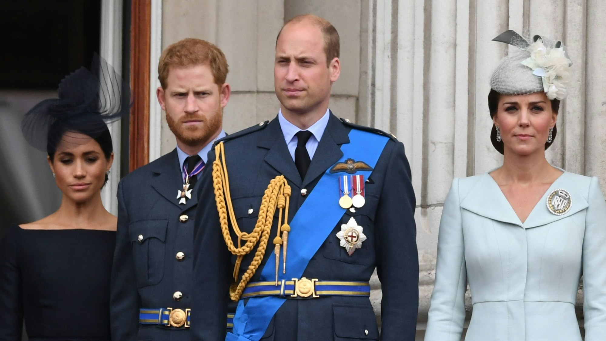Herzogin Meghan (l-r), Prinz Harry, Prinz William und Herzogin Kate auf dem Balkon des Buckingham-Palasts.