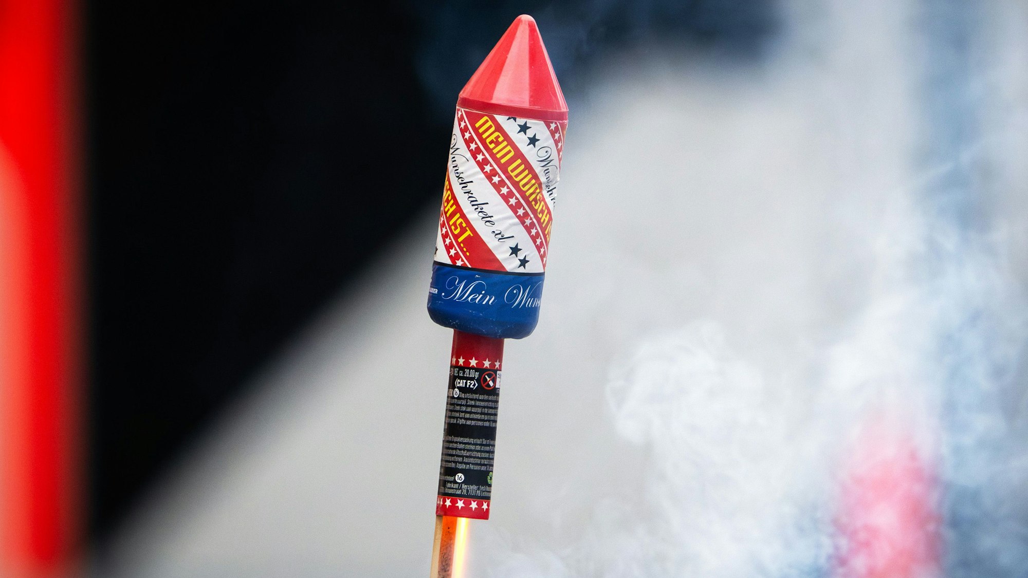 Ein Video aus der Silvesternacht zeigt, wie der Influencer eine Rakete in eine Wohnung schießt (Symbolfoto).