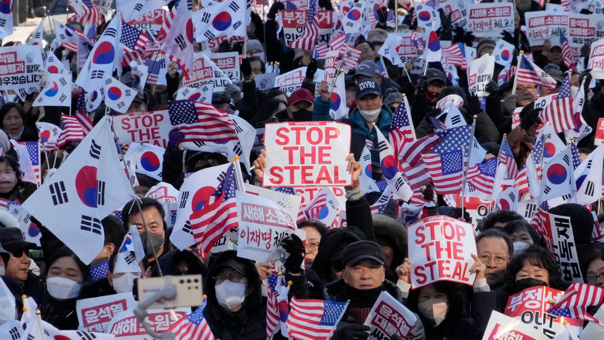 Anhänger des angeklagten und suspendierten südkoreanischen Präsidenten Yoon veranstalten eine Kundgebung gegen seine Amtsenthebung in Seoul, Südkorea.