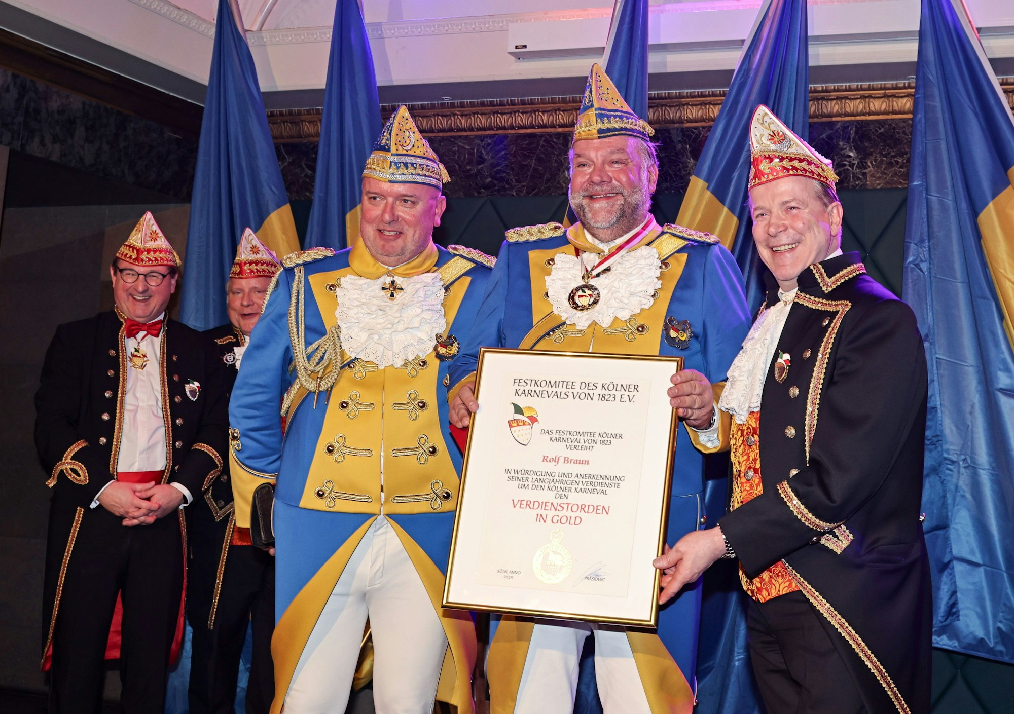 Bürgergarde-Präsident Markus Wallpott (l.) und Festkomitee-Präsident Christoph Kuckelkorn (r.) gratulieren Rolf Braun (m.) zum Verdienstorden des Festkomitees in Gold.