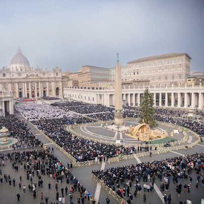 Blick auf den Petersplatz mit dem Petersdom, Vatikan, während des öffentlichen Trauergottesdienstes für den emeritierten Papst Benedikt XVI.