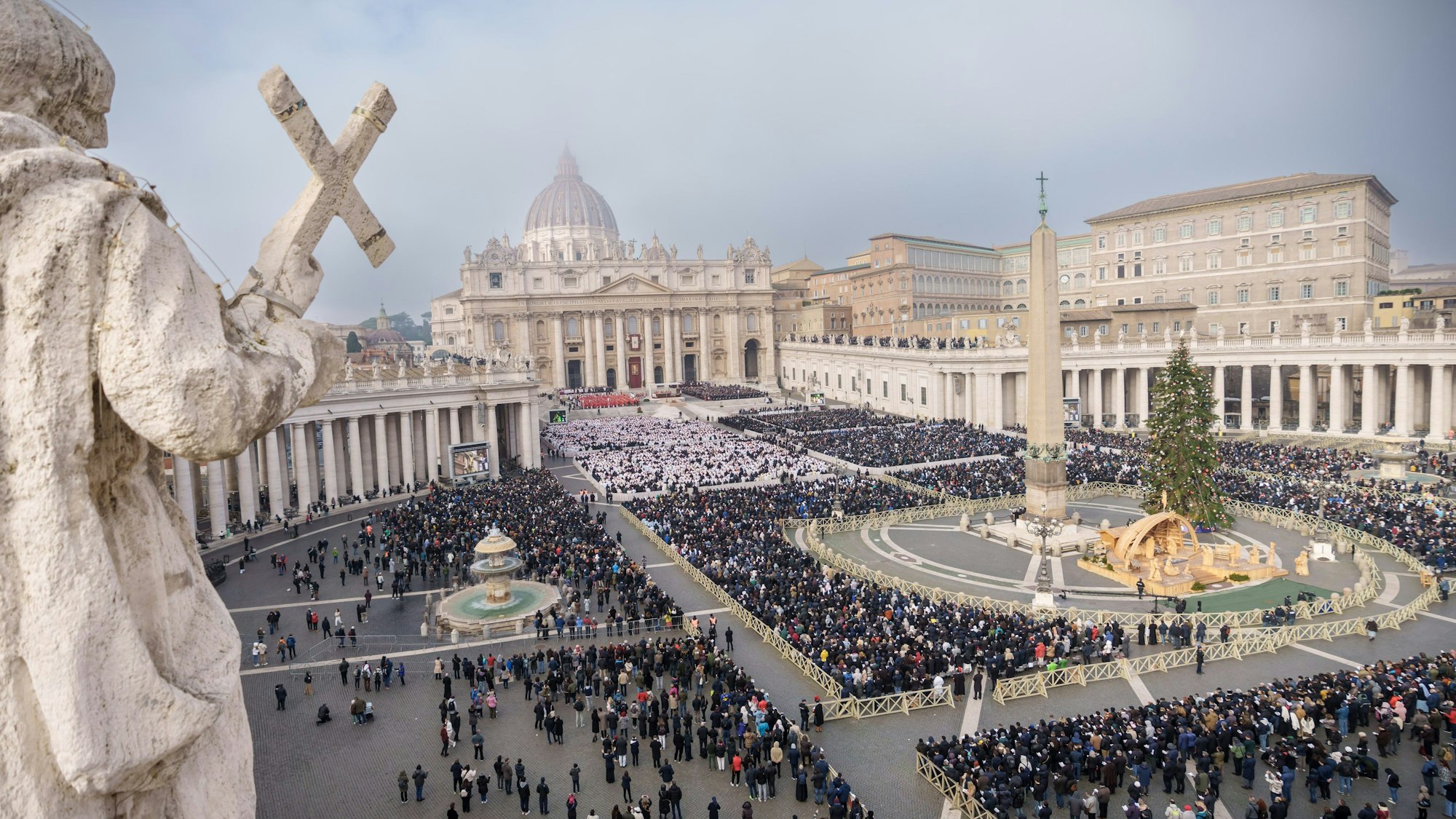 Blick auf den Petersplatz mit dem Petersdom, Vatikan, während des öffentlichen Trauergottesdienstes für den emeritierten Papst Benedikt XVI.
