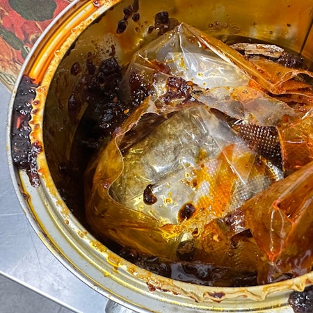 In den Dosen hat der Kölner Zoll insgesamt mehrere Kilogramm Drogen gefunden.