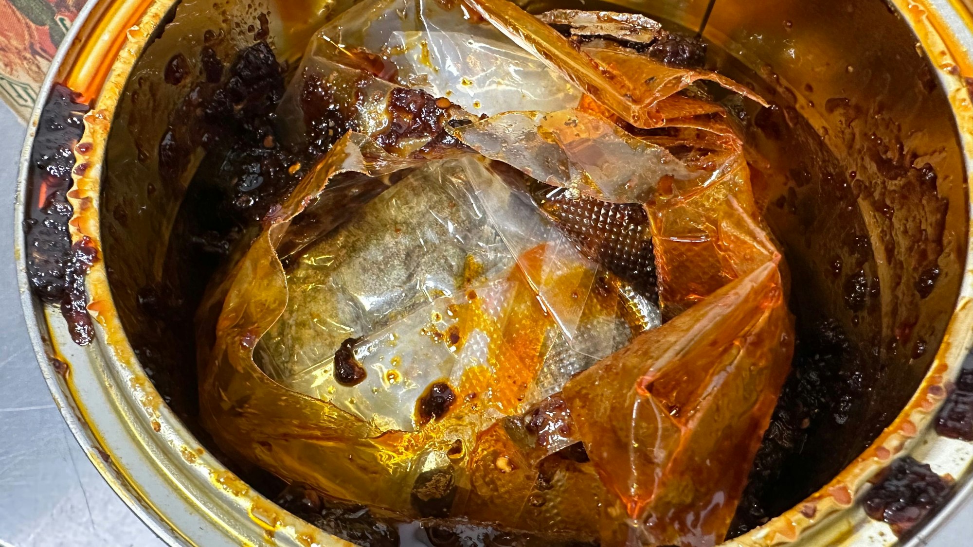 In den Dosen hat der Kölner Zoll insgesamt mehrere Kilogramm Drogen gefunden.