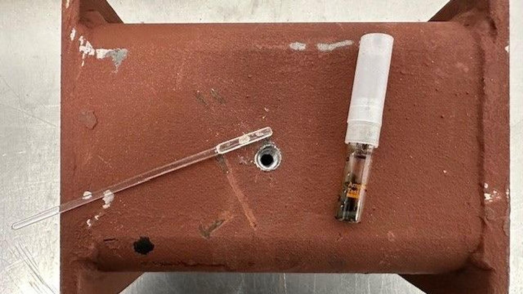 Die Beamten vom Kölner Zoll mussten das schwere Metallteil erst anbohren, um die Drogen finden zu können.