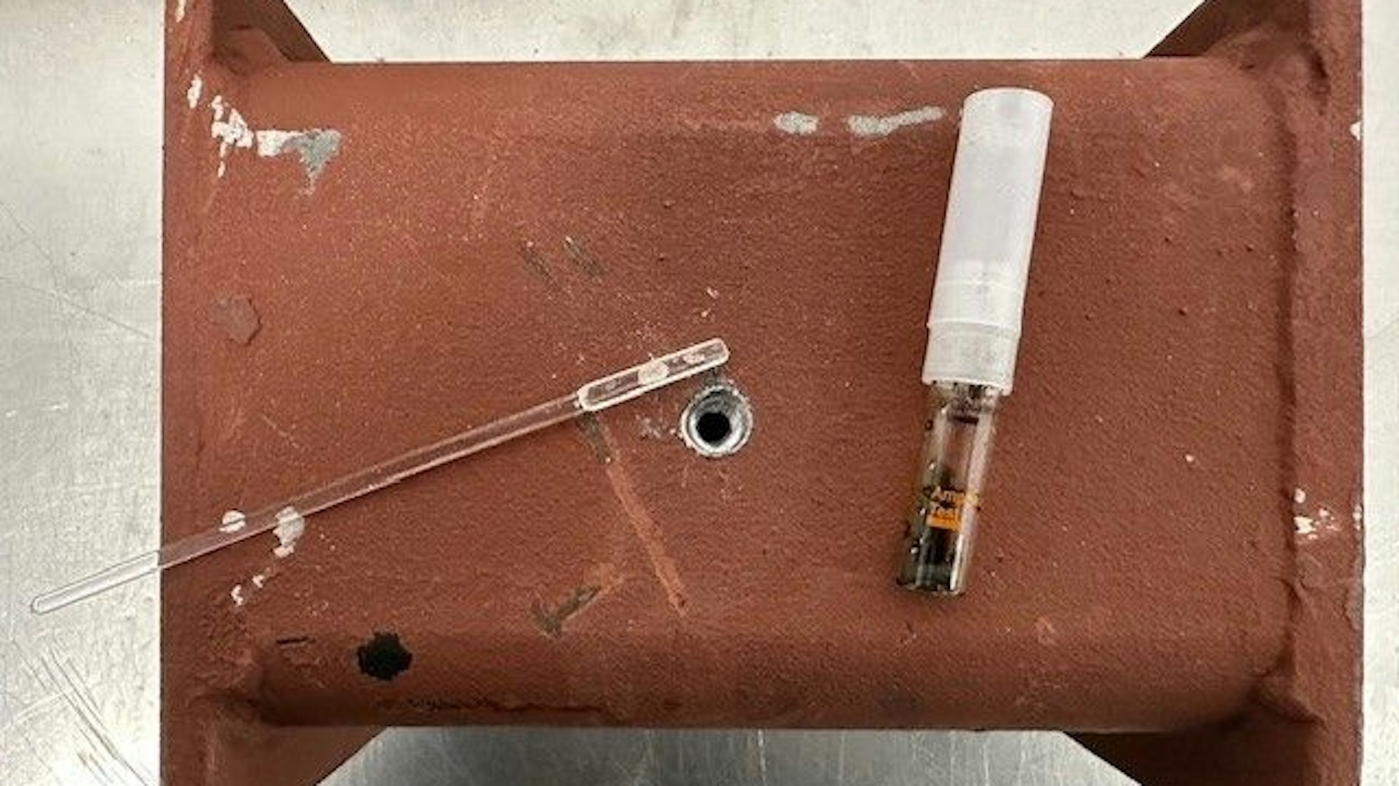 Die Beamten vom Kölner Zoll mussten das schwere Metallteil erst anbohren, um die Drogen finden zu können.