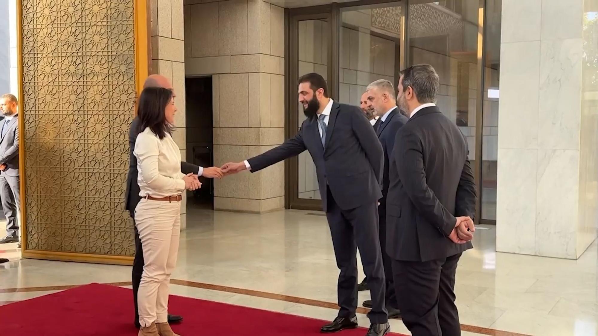 Außenministerin Annalena Baerbock (Bündnis 90/ Die Grünen) trifft sich mit dem neuen syrischen Machthaber Ahmed al-Scharaa. Verdeckt rechts neben ihr steht ihr französischer Amtskollege Jean-Noël Barrot, dem al-Scharaa – im Gegensatz zu Baerbock – die Hand gibt.