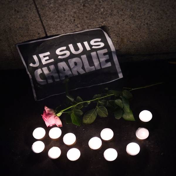 Kerzen, eine Rose und ein Schild, auf dem auf Französisch "Ich bin Charlie" steht, sind nach dem Anschlag auf dem Boden abgelegt worden. (Archivbild)