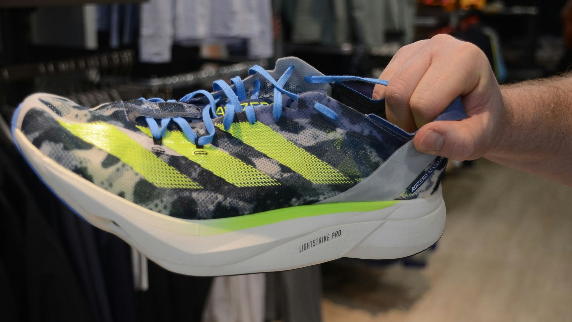 Daniel weise (auf dem Laufband) und David Longert (Inhaber) aus dem Laufladen Bungert in Siegburg