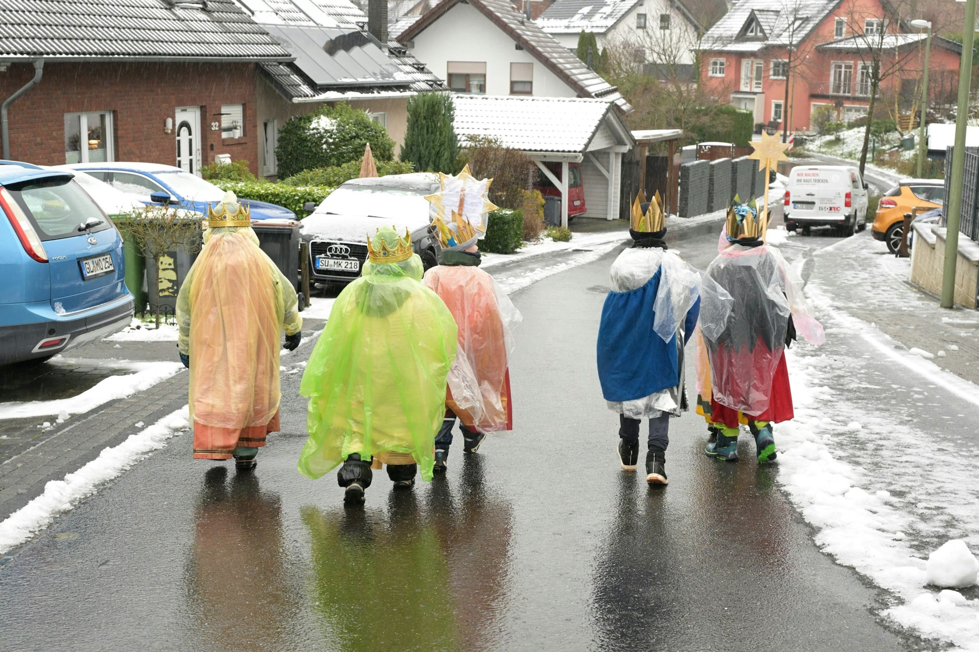 Trotz Kälte und Schneematsch sind die Sternsinger rund um den heutigen Dreikönigstag vielerorts unterwegs.