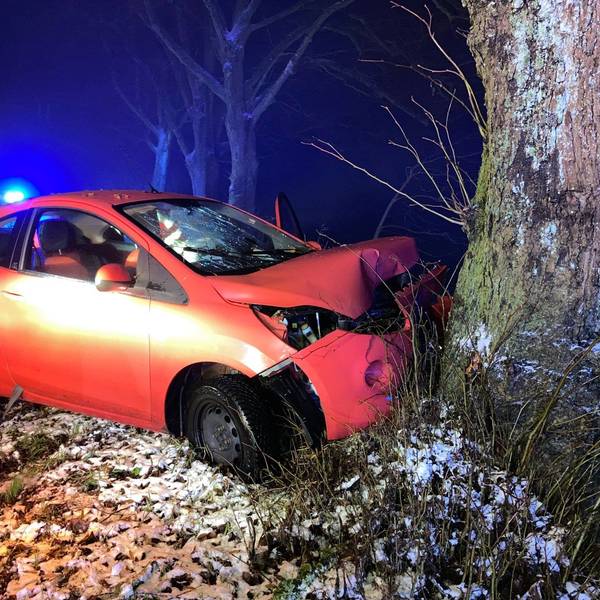 Frontal gegen einen Baum stieß am Samstagfrüh eine 20-jährige Reichshoferin mit ihrem Pkw in Wiehl-Brächen.