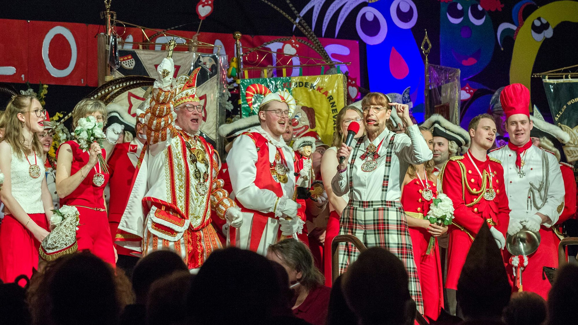 Der Prinzenschlager, individuell für jeden Worringer Prinzen neu komponiert, gehört im Worringer Karneval wie das Salz zum Ei. Marietta Wirtz (r.) trägt das musikalische Fastelovend-ABC für Prinz Peter V. vor.