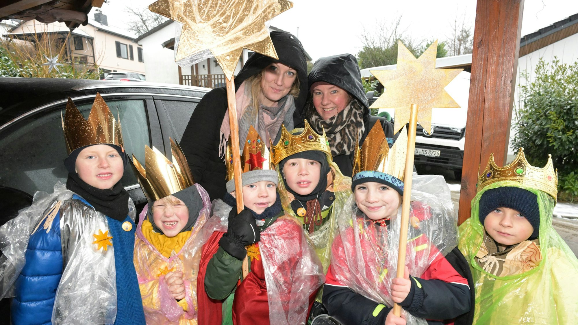 Sie bringen Segen und sammeln für Kinder in Not: die Sternsinger Lukas, David, Philipp, Karl, Janne und Mark mit ihren Begleiterinnen Hannah Baßin und Jessica Bernecker in Overath-Marialinden.