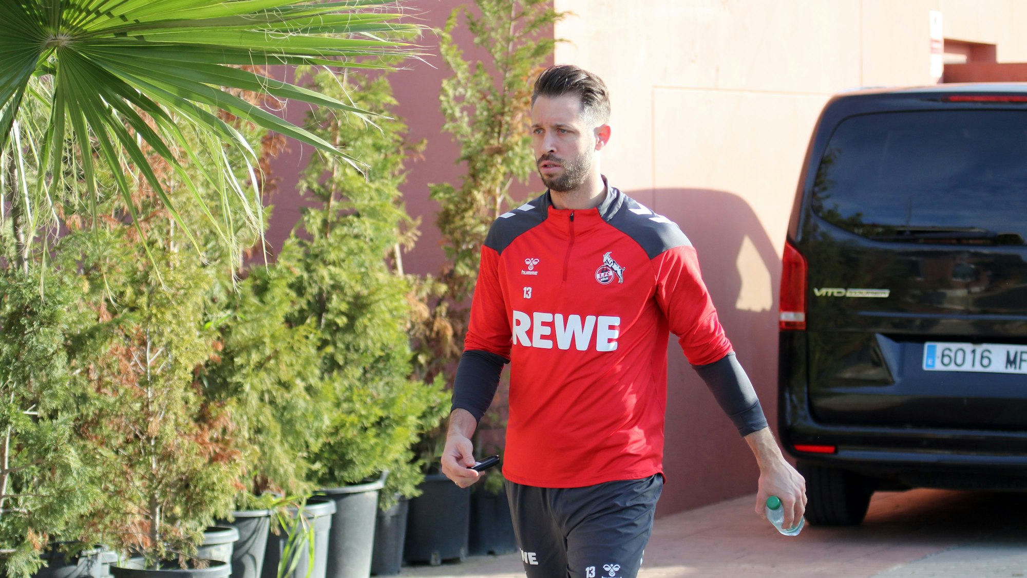 Es gibt nicht so viele Fotos von ihm aus Spanien: Mark Uth musste bereits aus dem ersten Training in Estepona aussteigen.