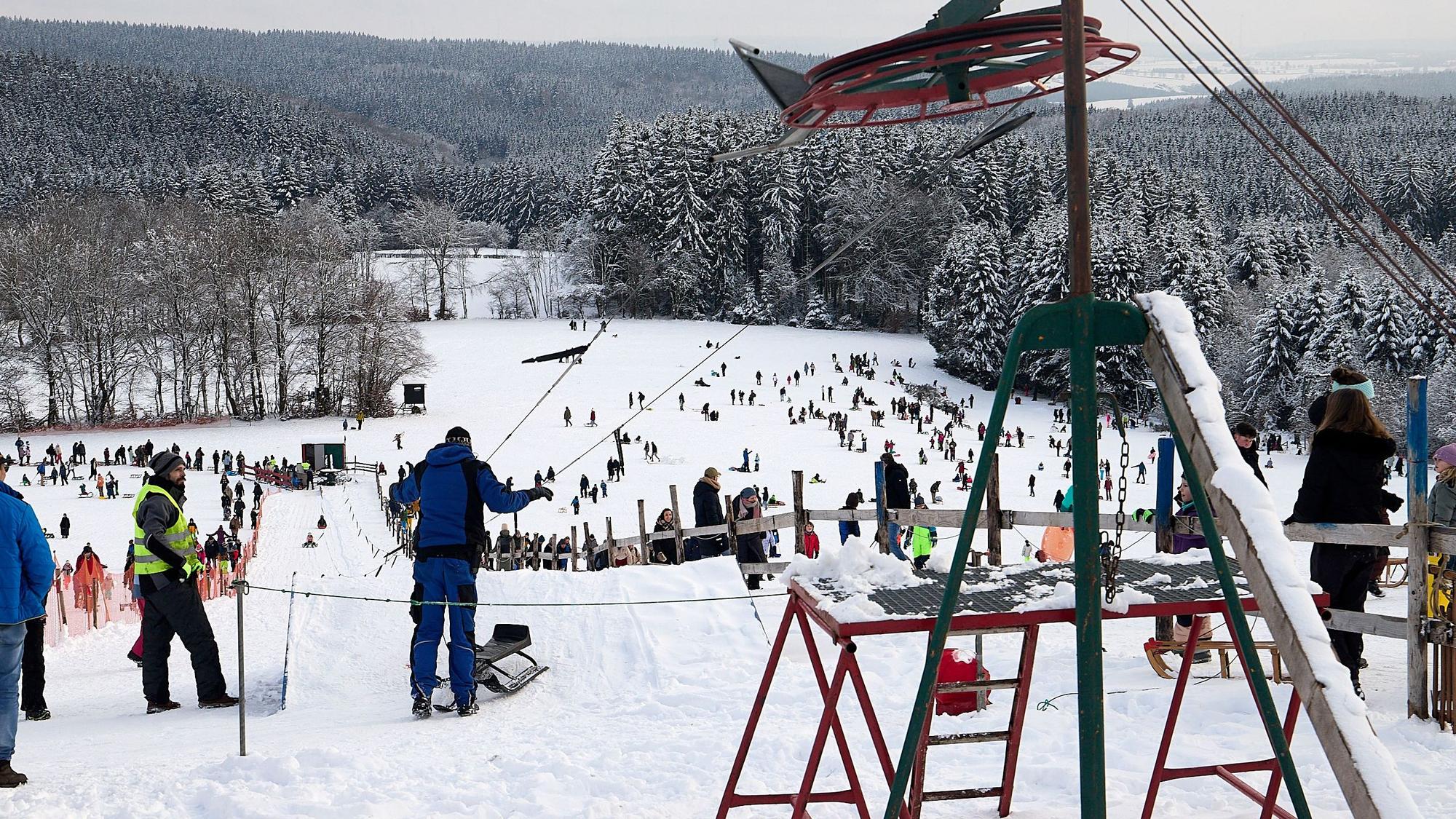 Das Archivfoto zeigt den Rodellift und den Hang am Weißen Stein, auf dem sich viele Rodler tummeln.