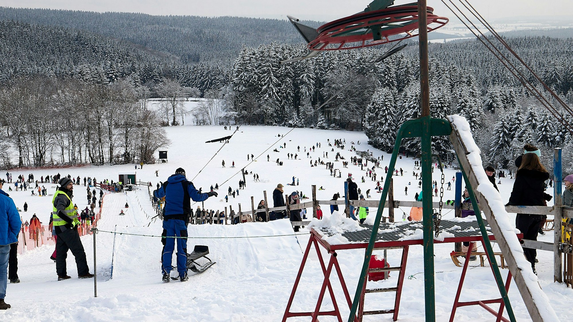 Das Archivfoto zeigt den Rodellift und den Hang am Weißen Stein, auf dem sich viele Rodler tummeln.