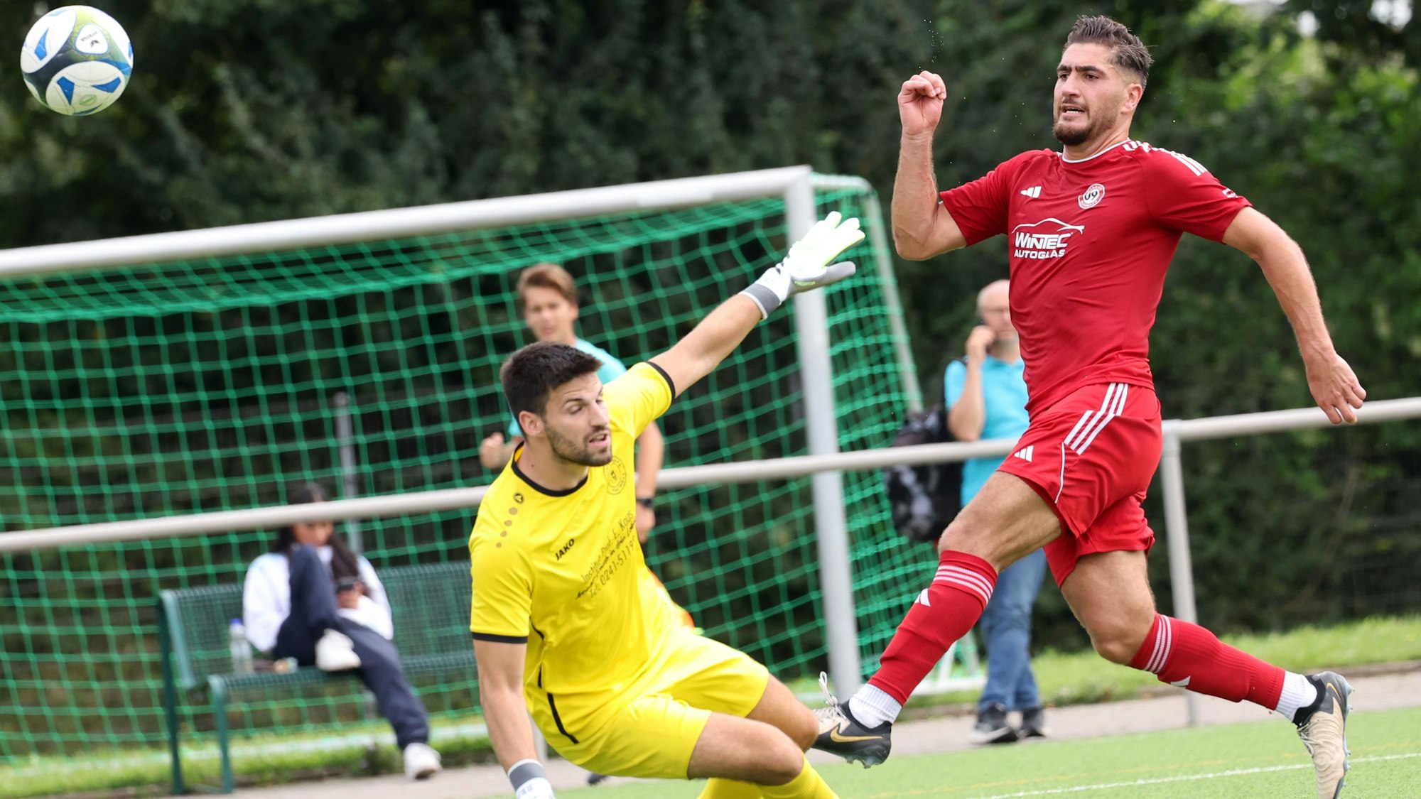 Goalgetter Metin Kizil spielt einen Ball über den gegnerischen Torwart
