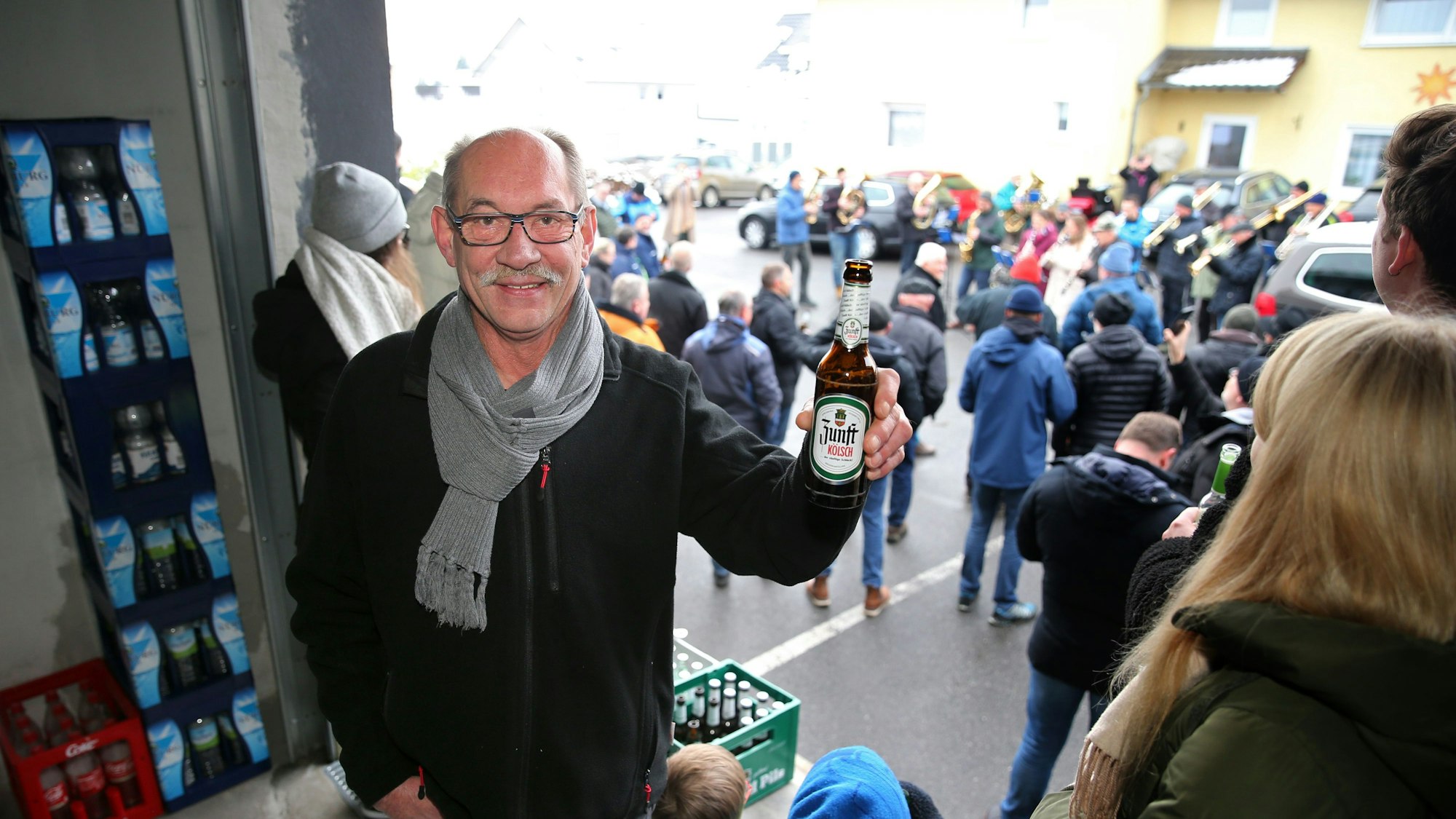 Joachim Frommold prostet mit einer Flasche Kölsch in die Kamera.