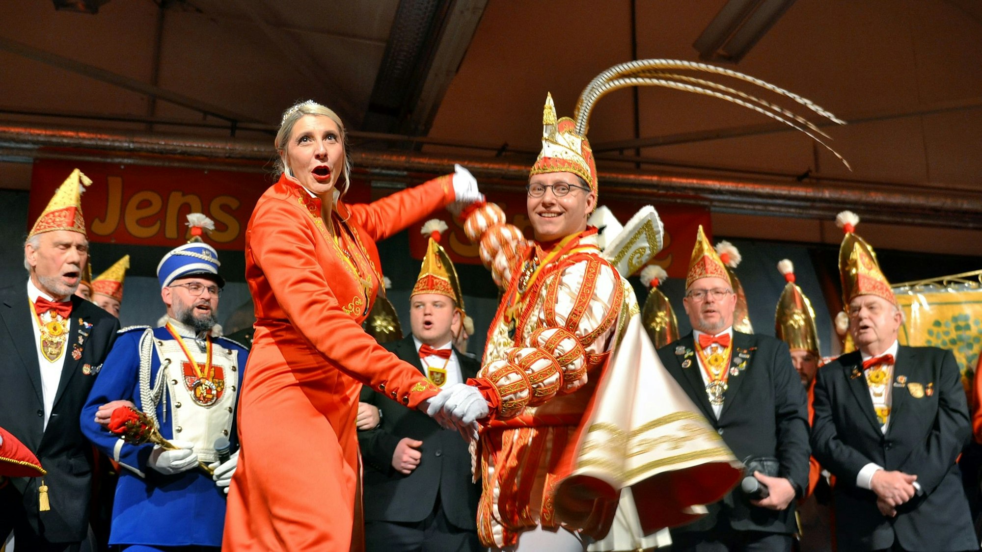 Prinz Jens I. und Prinzessin Simone I. tanzen zusammen auf der Bühne.