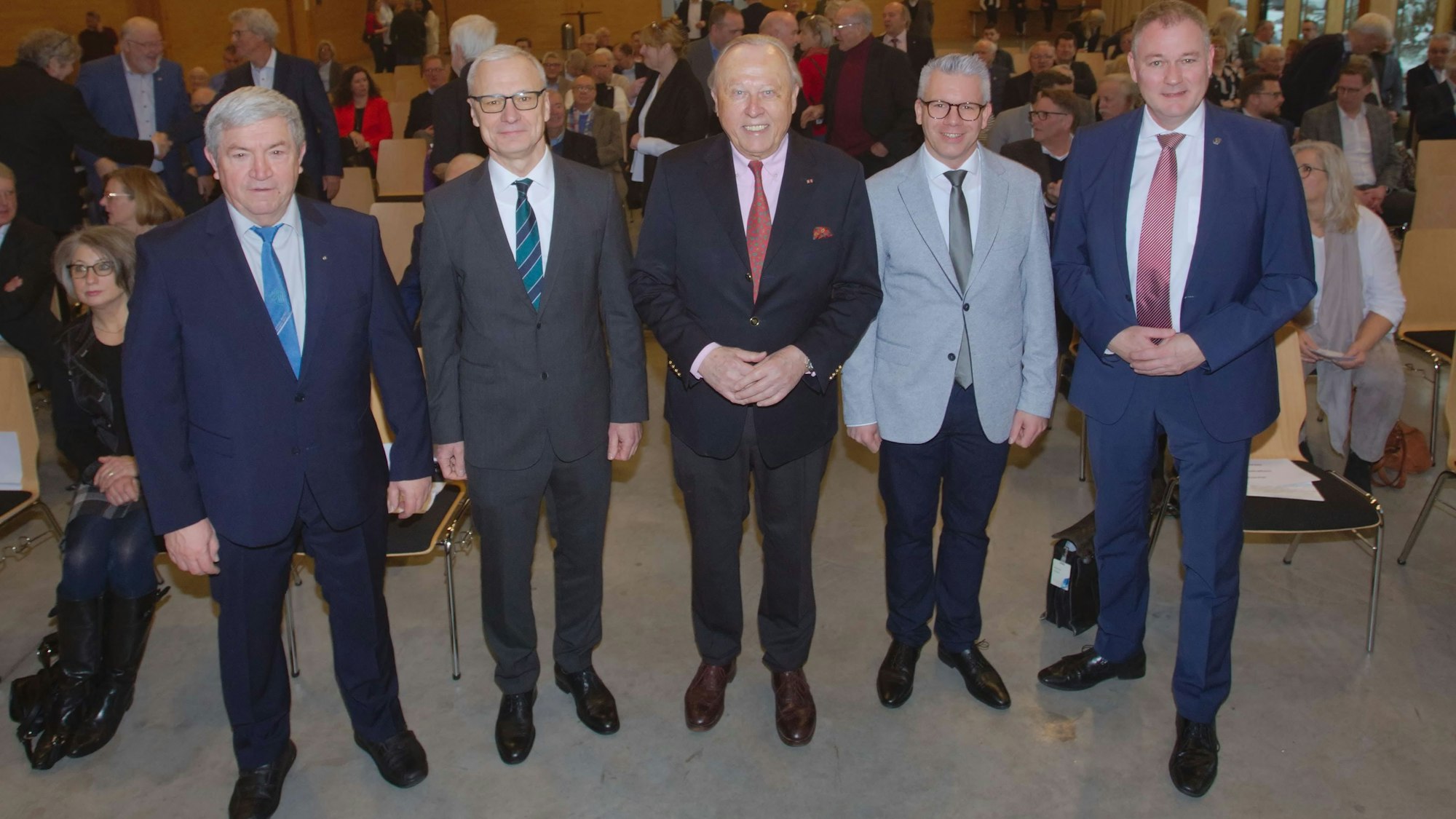 Beim Empfang, von links: CDU-Fraktionschef Hans Schmitz, Bürgermeister Georg Ludwig, Moderator Werner Sülzer, CDU-Chef und Bürgermeisterkandidat Sven Engelmann, Bundestagsabgeordneter Carsten Brodesser.