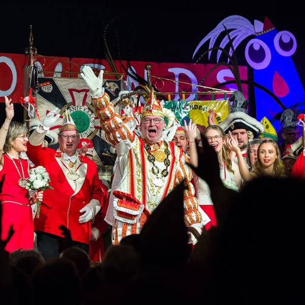 Peter V. (Peter Schmidt) bei der Prinzenproklamation des Festkomitees Worringer Karneval im Worringer Vereinshaus mit Festkomitee-Präsident Holger Miebach (l.).
