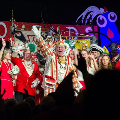 Peter V. (Peter Schmidt) bei der Prinzenproklamation des Festkomitees Worringer Karneval im Worringer Vereinshaus mit Festkomitee-Präsident Holger Miebach (l.).