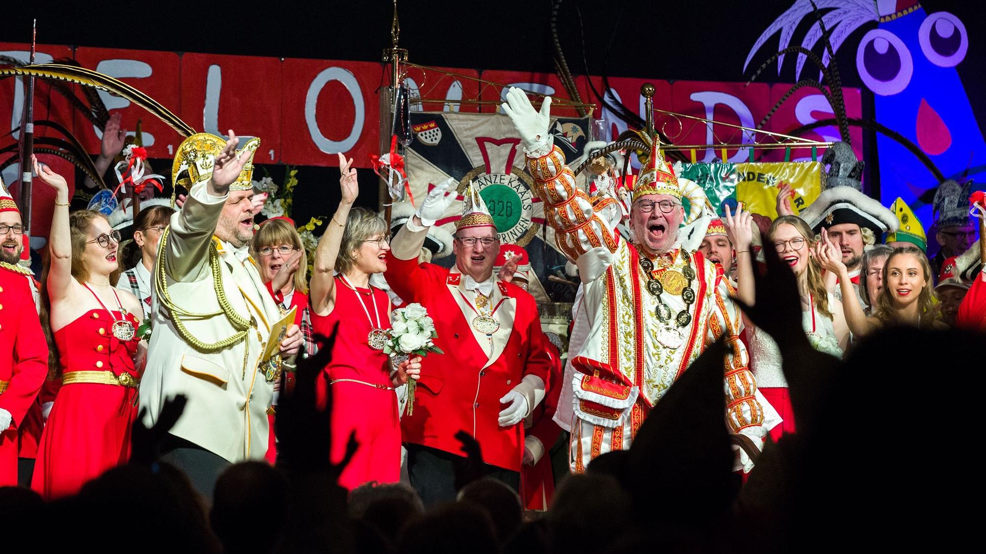 Peter V. (Peter Schmidt) bei der Prinzenproklamation des Festkomitees Worringer Karneval im Worringer Vereinshaus mit Festkomitee-Präsident Holger Miebach (l.).