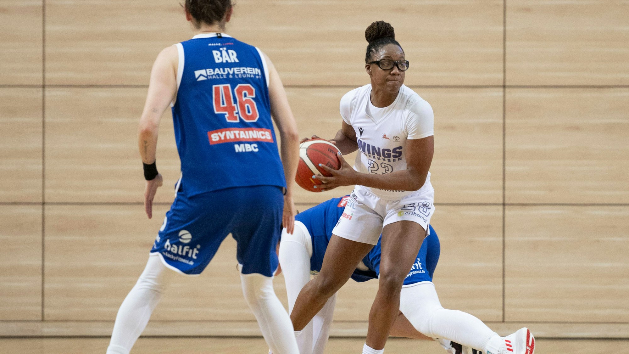 Halle, Deutschland 29. Dezember 2024: 1.BBL - Damen - 2024/2025 - Halle Lions MBC vs. Wings Leverkusen Im Bild: Trudy Latasha Walker-Benjamin Leverkusen SWH.arena Sachsen Anhalt Copyright: xFotostandx/xxBallaschx