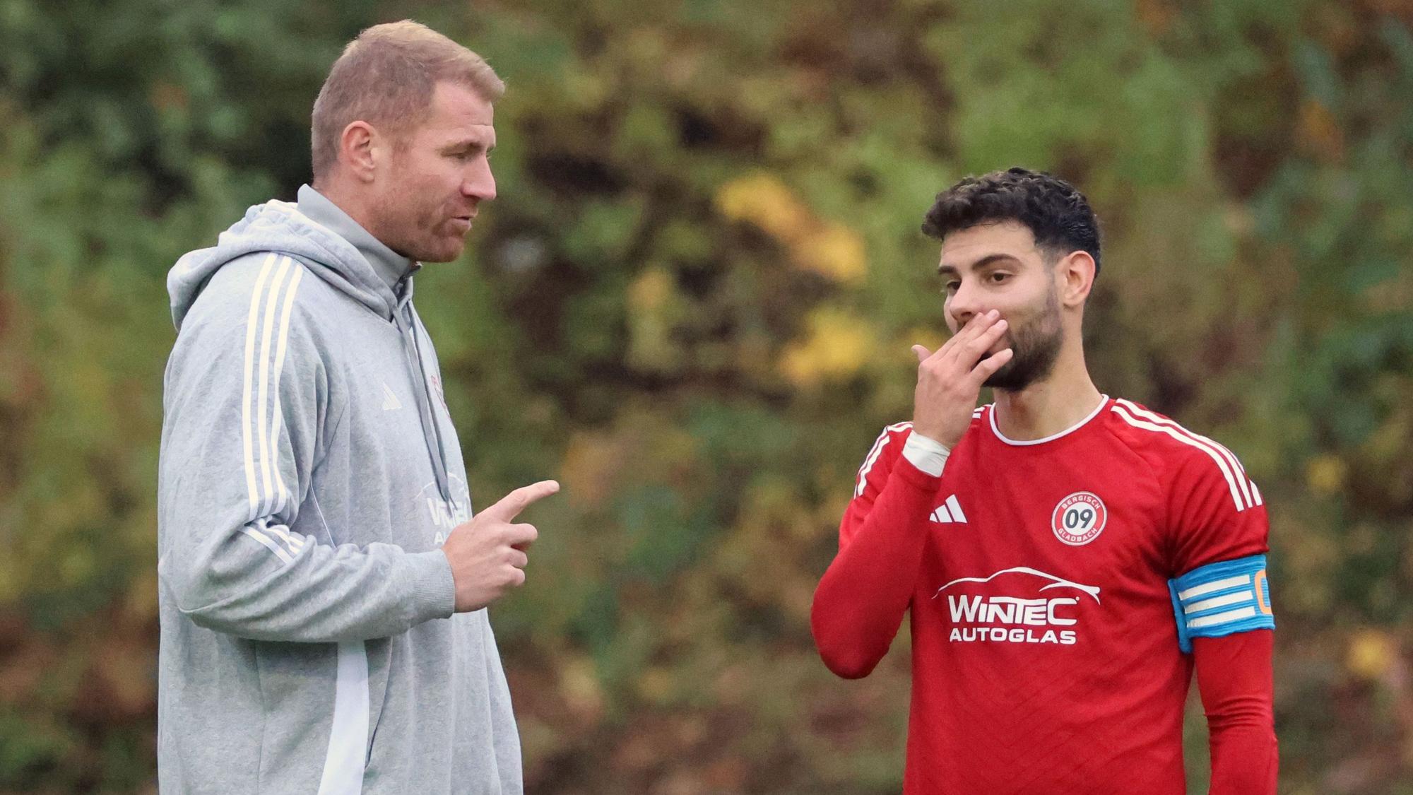 Lukas Sinkiewicz (links) im Gespräch mit Kapitän Claudio Heider.