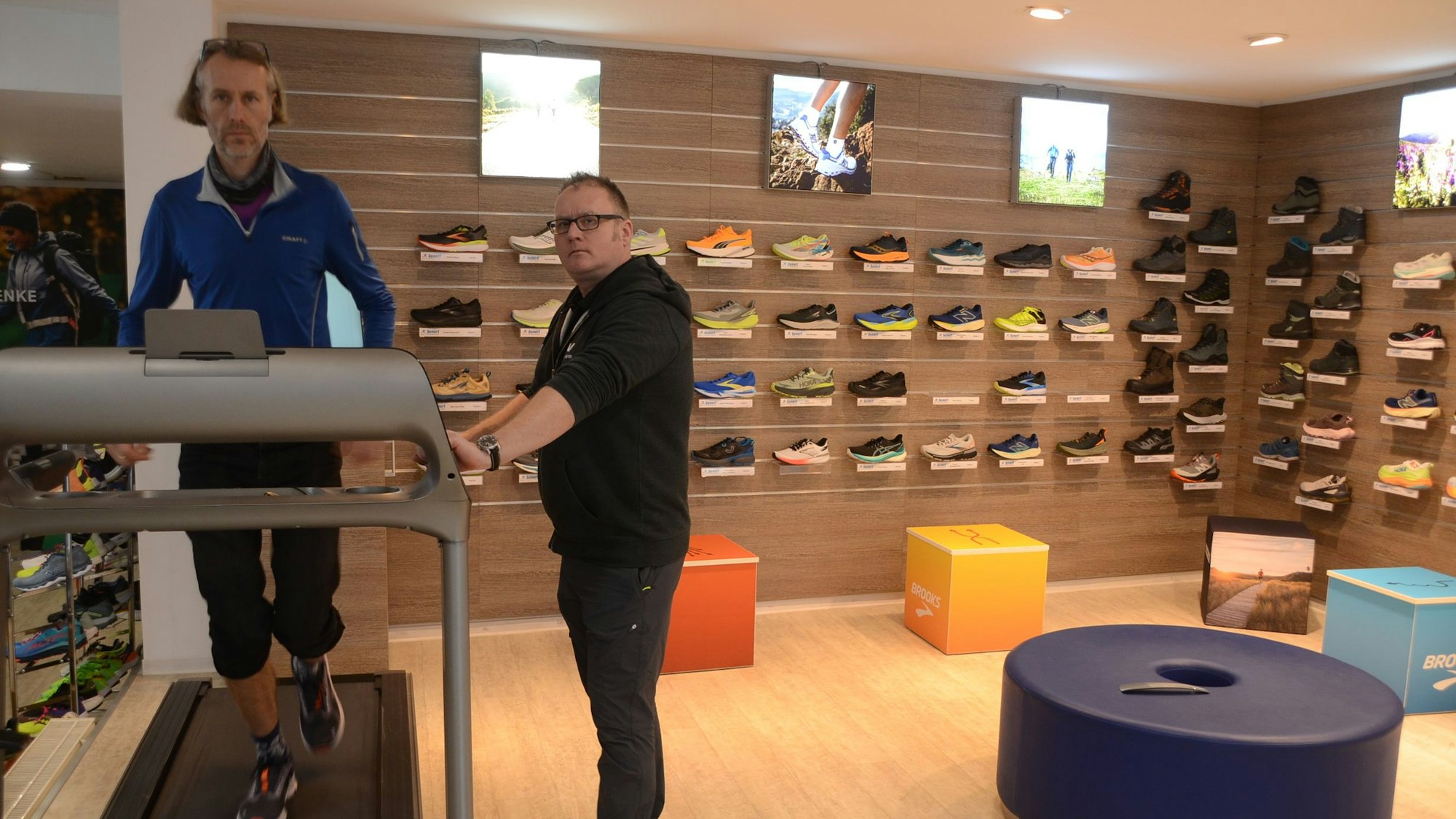 Daniel weise (auf dem Laufband) und David Longert (Inhaber) aus dem Laufladen Bungert in Siegburg