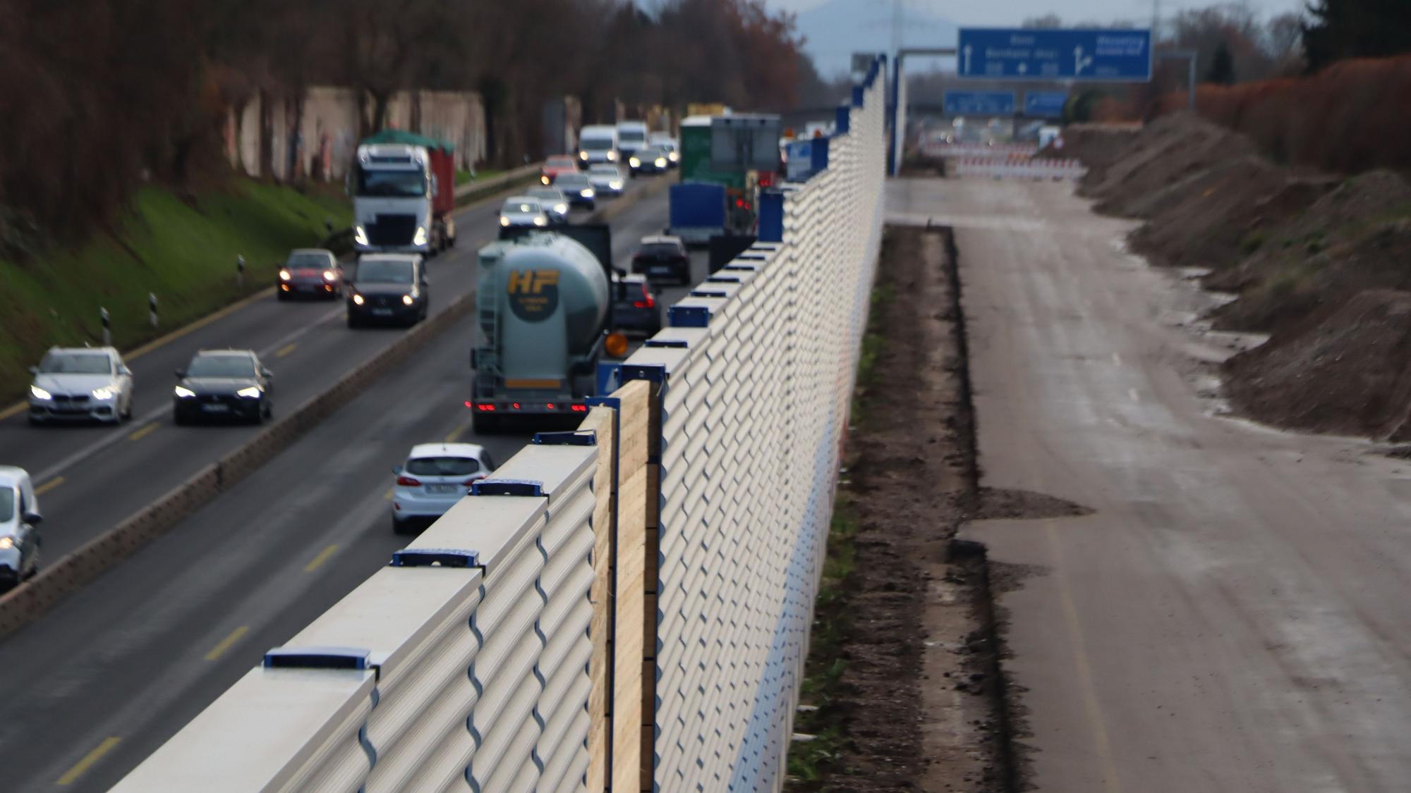 Eine Lärmschutzwand an der Autobahn, die gerade gebaut wird.
