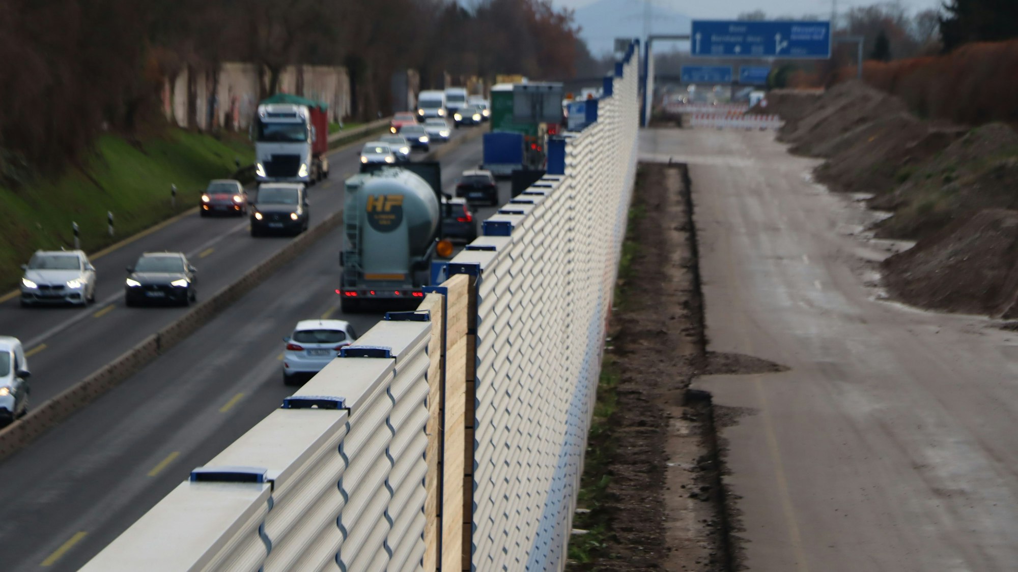 Eine Lärmschutzwand an der Autobahn, die gerade gebaut wird.