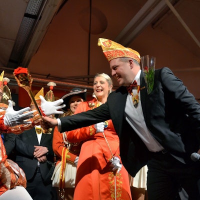 Bürgermeister Sacha Reichelt überreicht Prinz Jens I. und Prinzessin Simone I. das närrische Zepter.