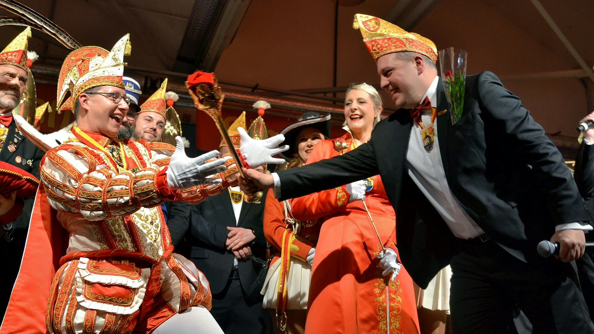 Bürgermeister Sacha Reichelt überreicht Prinz Jens I. und Prinzessin Simone I. das närrische Zepter.