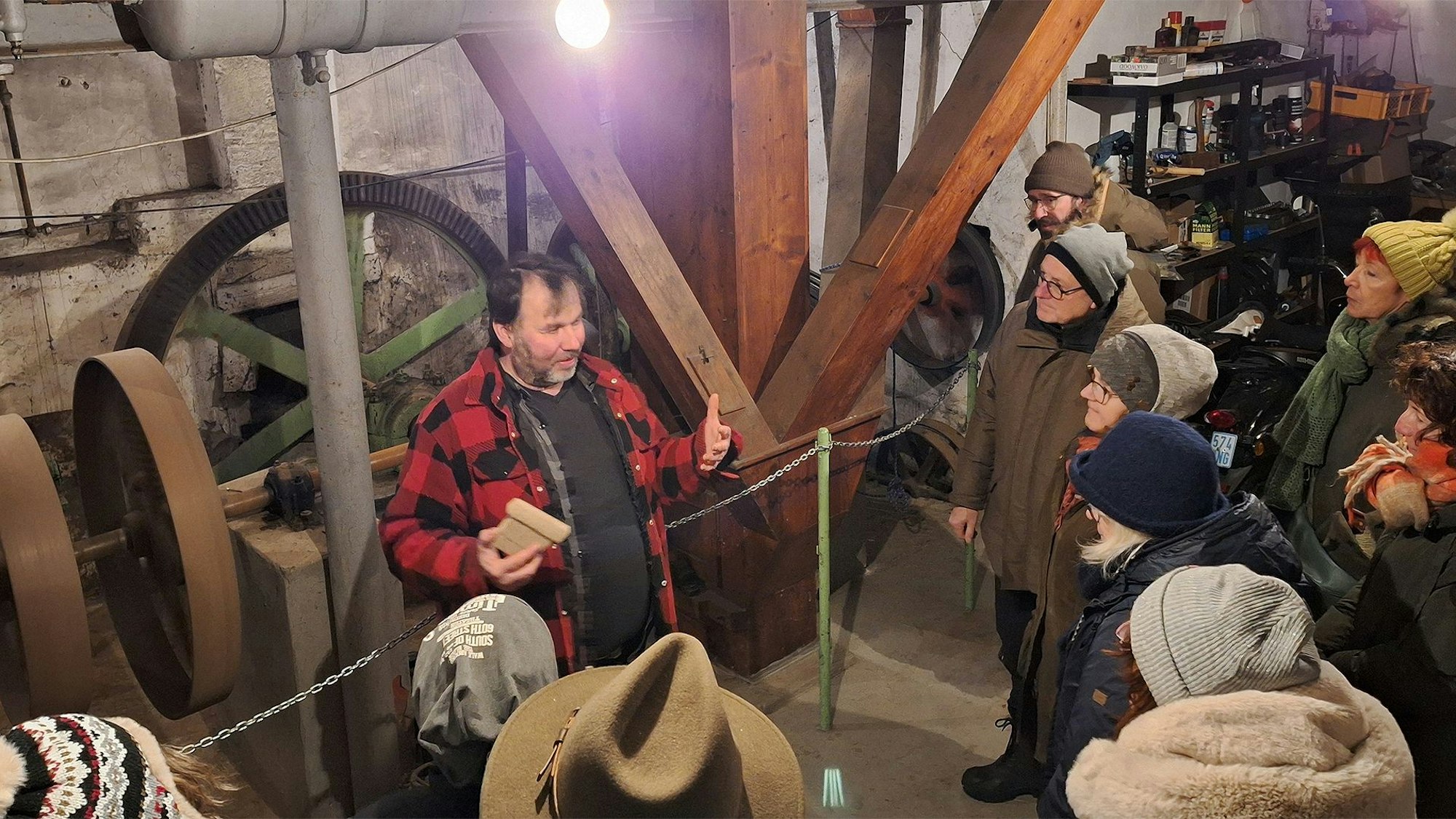 Wolfgang Pütz steht in der Mühle vor den Besuchern.