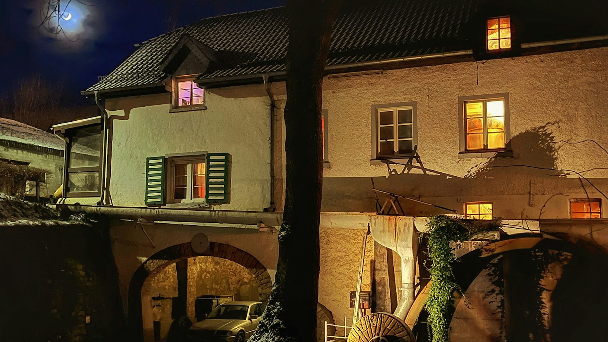 Blick auf das Mühlengebäude am Abend.