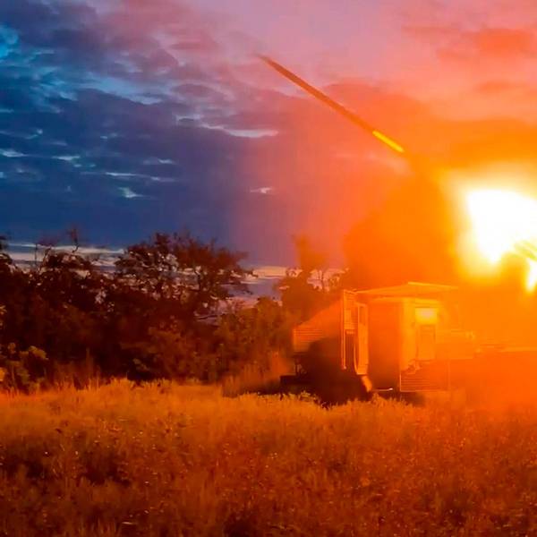 Ein Foto des russischen Verteidigungsministeriums zeigt Gefechte an einem nicht genannten Ort. Die Ukraine hat in der russischen Grenzregion eine neue Offensive gestartet. (Archivbild)