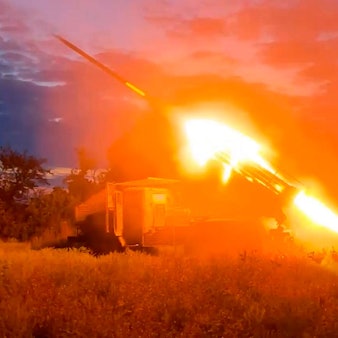 Ein Foto des russischen Verteidigungsministeriums zeigt Gefechte an einem nicht genannten Ort. Die Ukraine hat in der russischen Grenzregion eine neue Offensive gestartet. (Archivbild)