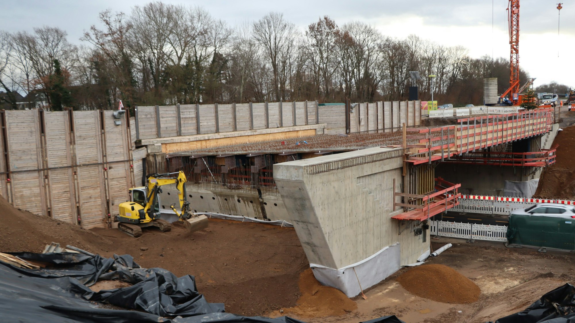 Ein Brückenteil an einer Autobahn.