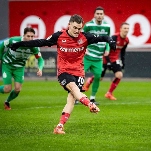Florian Wirtz trifft entschlossen per Elfmeter zum 1:0 gegen Rot-Weiß Oberhausen.