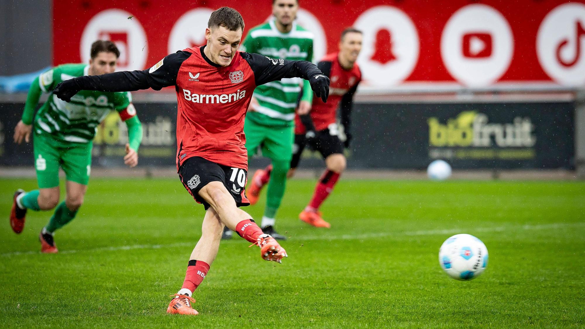Florian Wirtz trifft entschlossen per Elfmeter zum 1:0 gegen Rot-Weiß Oberhausen.