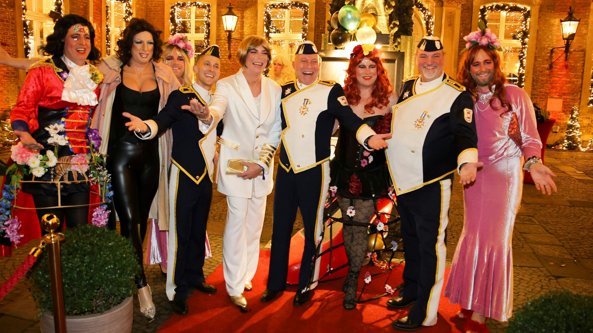 Das designierte Dreigestirn (in Uniform) feiert auf der Damenparty mit seiner Stattgarde, darunter Präsident Dieter Hellermann (in weißem Hosenanzug).