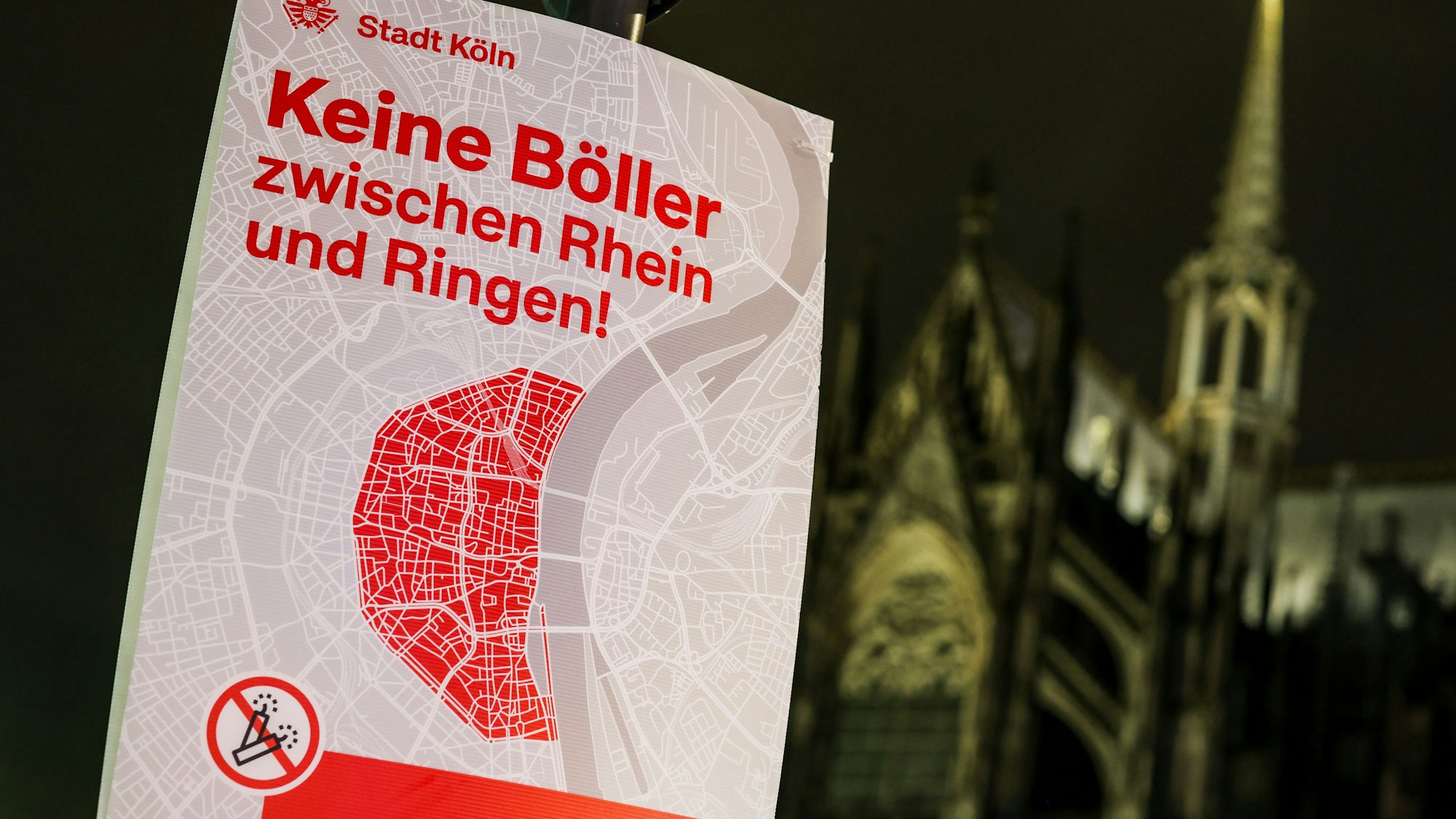 Das Bild zeigt ein Schild der Stadt Köln, das auf die Böllerverbotszone zwischen Rhein und Ringen aufmerksam macht. (Archivbild)