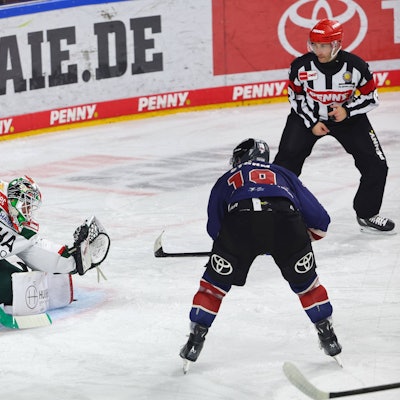 Strauss Mann von Augsburg pariert diesen Schuss von Frederik Storm