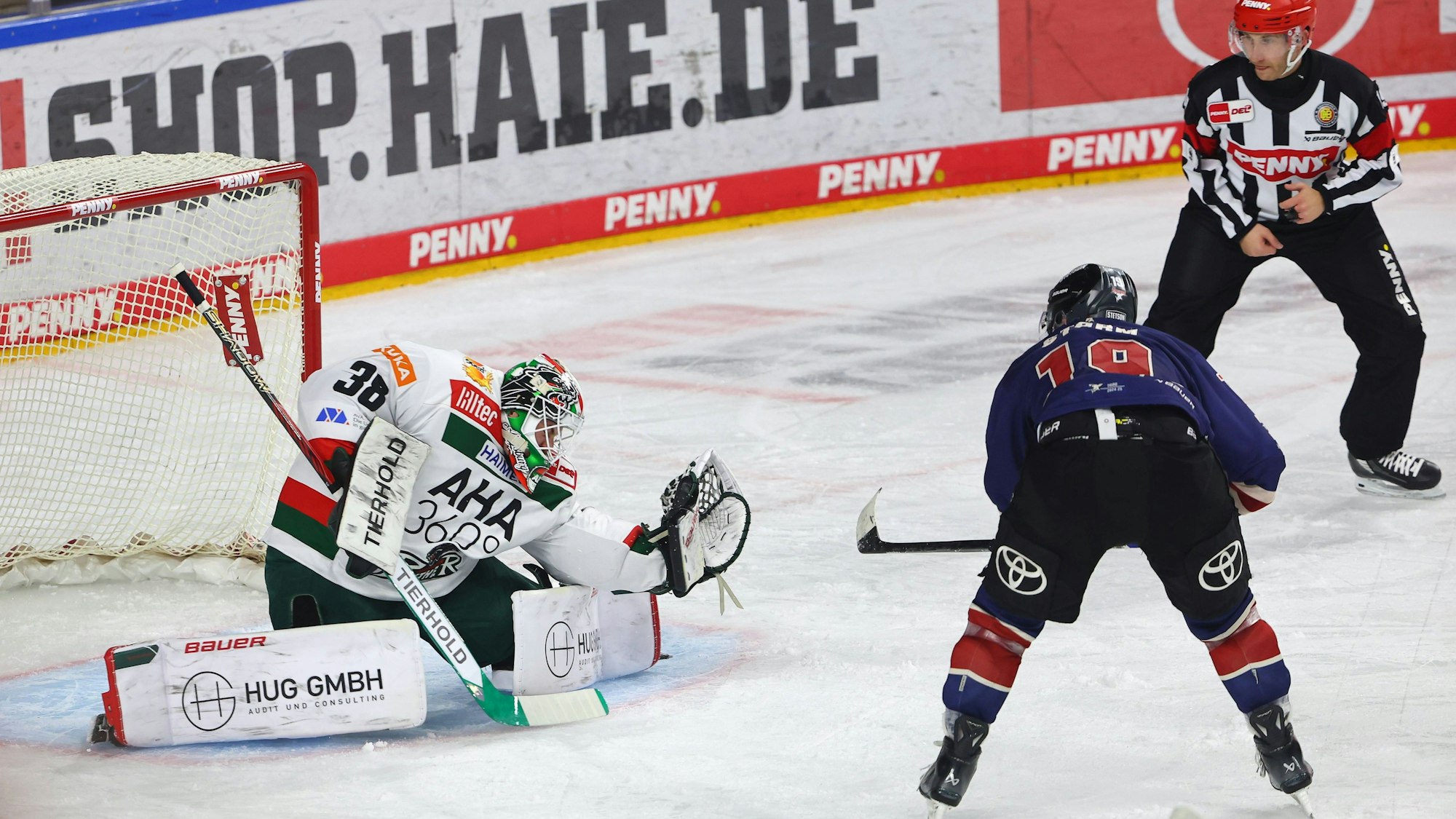 Strauss Mann von Augsburg pariert diesen Schuss von Frederik Storm